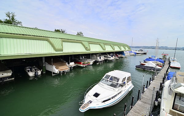 Bootshalle bei einer Werft mit hydraulischen 4-Punkt Bootshebeanlagen